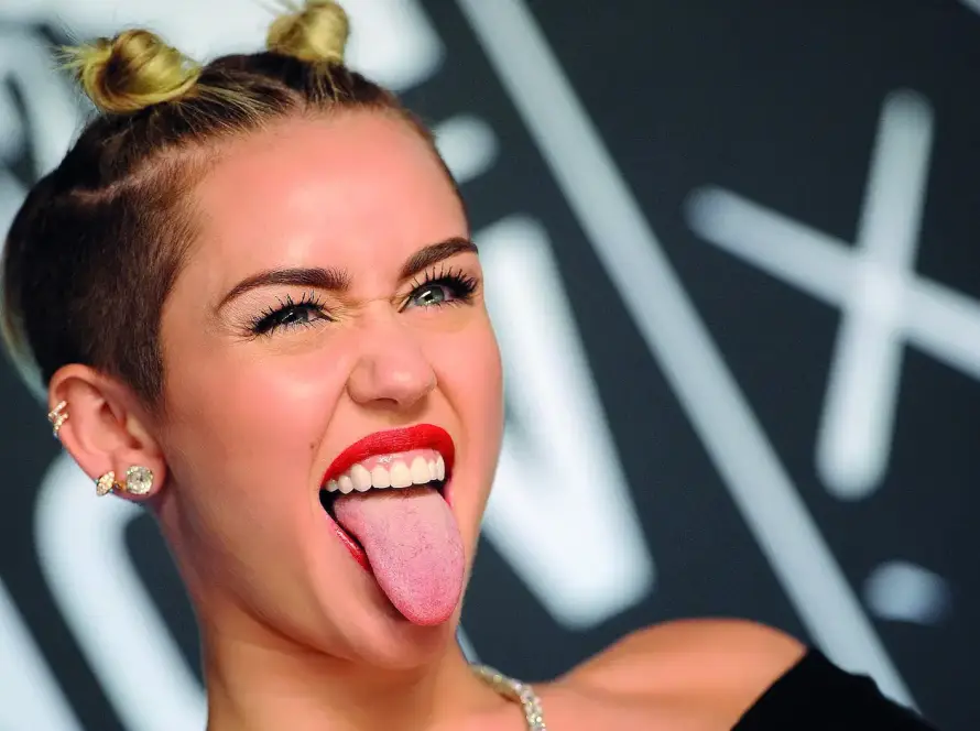 miley cyrus tooth