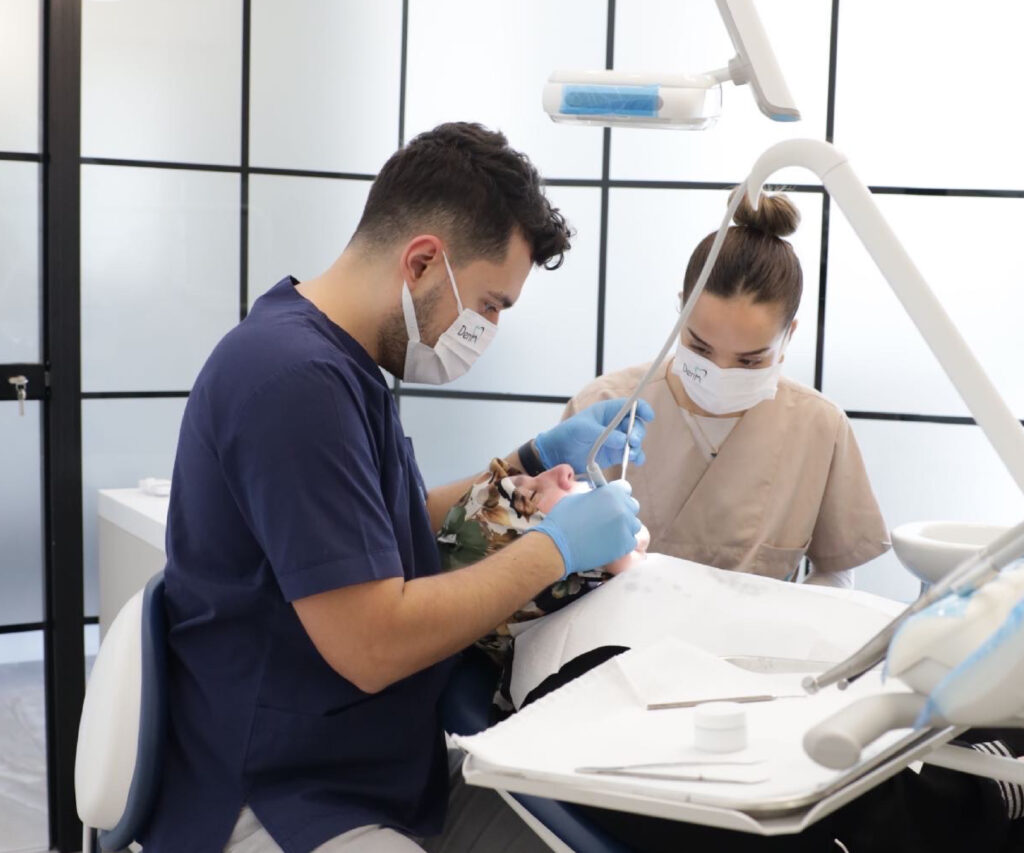 Root Canal Treatment (Endodontics)_Root Canal Treatment (Endodontics),-04